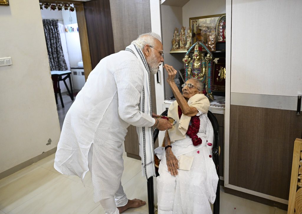 pm narendra modi with mother heeraba