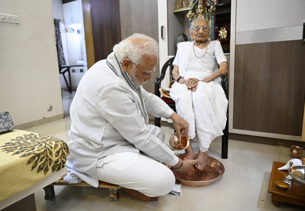 pm narendra modi with mother heeraba