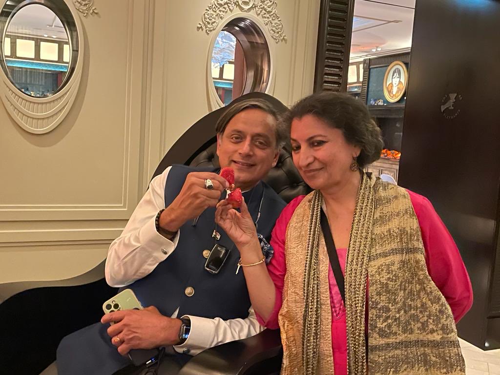 shashi tharoor with geetanjali shree