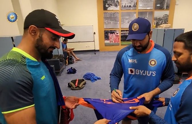 Indian players overwhelm Hong Kong players in the dressing room