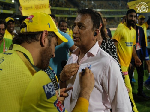 MS Dhoni gives autograph on Sunil Gavaskar’s shirt (Pic)