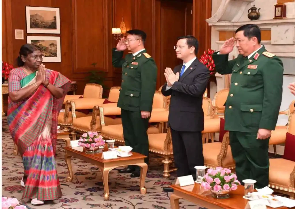 President with Vietnam Defence Minister