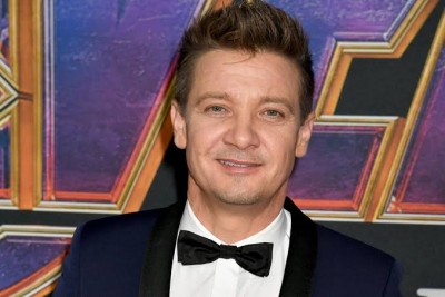 Jeremy Renner makes surprise appearance at People's Choice Awards:
 'Feels good to be back'