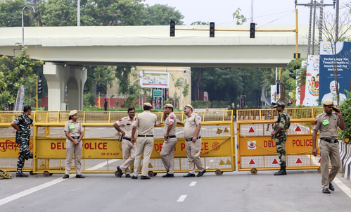 Alleged extortionist beaten, car torched by west Delhi residents (Lead)