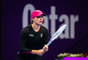 Swiatek eases into third straight Doha quarterfinal; faces Azarenka next