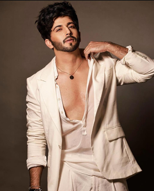 Dheeraj Dhoopar takes Urdu lessons from his makeup artist