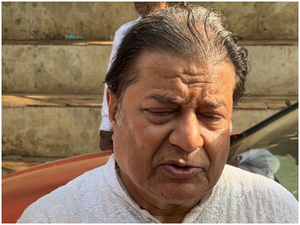 Anup Jalota breaks down at Pankaj Udha’s funeral