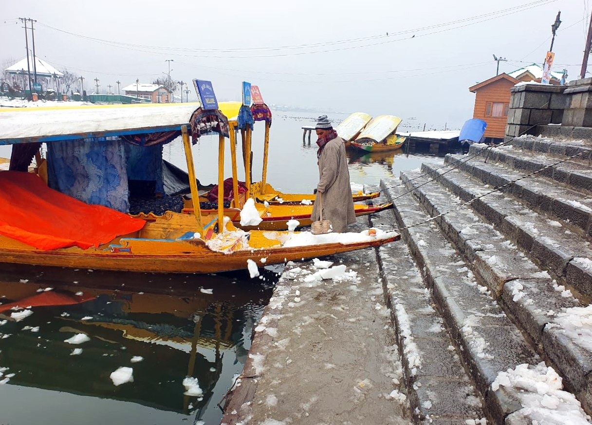 Cold wave returns to Kashmir with frost and frost