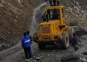 Multiple landslides block Srinagar-Jammu national highway