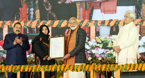 PM Modi salutes the beneficiaries of national programmes in Srinagar