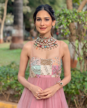 Aneri Vajani amps up Holi spirit with Big B's track 'Rang Barse Bheege Chunar Wali'