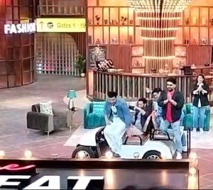 Kapil sits on the floor, Sunil bows to fan with never-ending speech