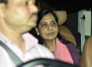 Wife Sunita meets Arvind Kejriwal at ED office for 3rd time