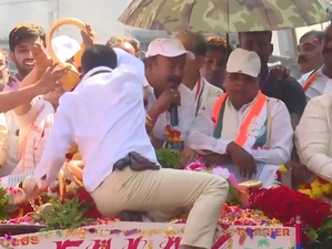 Man carrying gun garlands Karnataka CM, BJP slams Congress for 'rowdyism'