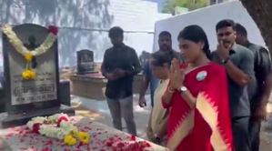 On campaign trail YS Sharmila Reddy, Sunitha pay tributes to Vivekananda Reddy