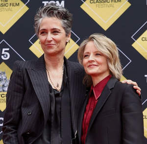 Jodie Foster marks 10th anniv with wife at hand and footprint ceremony