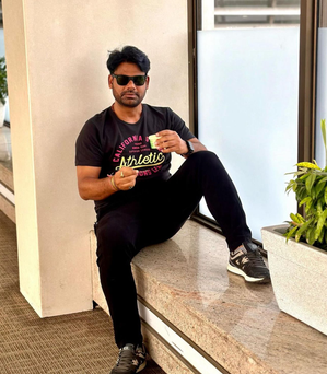 Bhojpuri actor Dev Singh enjoys ice-cream; says 'garmi ka maza thande mein'