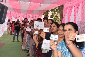 Free haircut, 'mehendi' for women on offer as Maharashtra votes in Phase 2