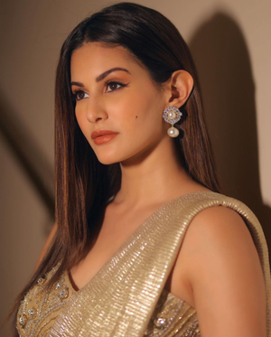 Amyra Dastur shimmers in a golden saree; says 'winging it – life, eyeliner, everything'