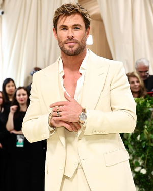 Chris Hemsworth spent his time at Met Gala taking selfies with other guests