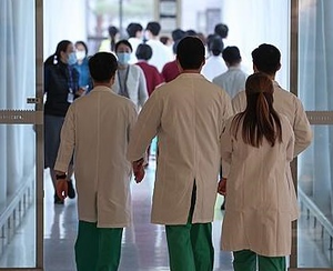 Doctors' group in S.Korea offers to vote on walkout if govt accepts 3 demands