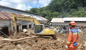 1 killed, 7 missing after landslide in China (Lead)