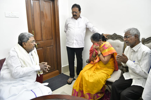 Fan murder case: Deceased's parents meet K’taka CM, seek job for his pregnant wife