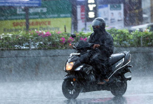 IMD issues 'yellow alert' for heavy rainfall in 8 Tamil Nadu districts
