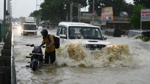 Heavy rain lashes Lucknow, waterlogging in several places