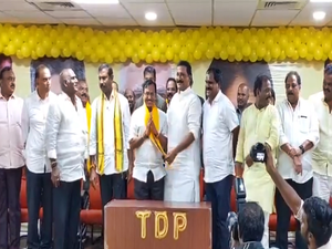 Seven YSRCP corporators in Vizag join TDP, many others likely to follow