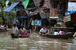 Flood victims in central Myanmar receive aid from donors