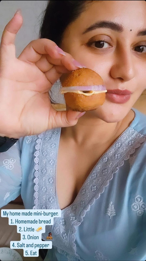 Know Rashami Desai's recipe for homemade mini burger