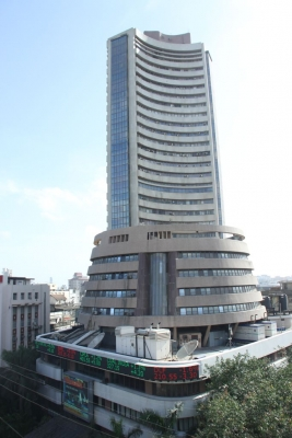 Sensex, Nifty close flat amid volatility