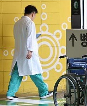 Medical professors in S.Korea warn of boycotting junior doctors'
 training amid standoff