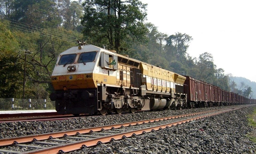 Man injured after middle berth of train collapses in Bengal