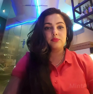 Mamta Kulkarni shares experience of working with SRK in resurfaced video