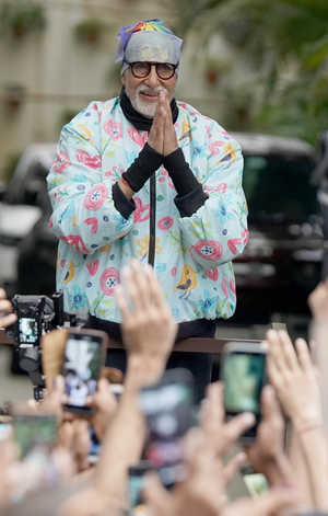 Big B shares pictures from fan meet, says he could never repay their love