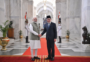 Malaysian PM accorded ceremonial welcome at Rashtrapati Bhavan